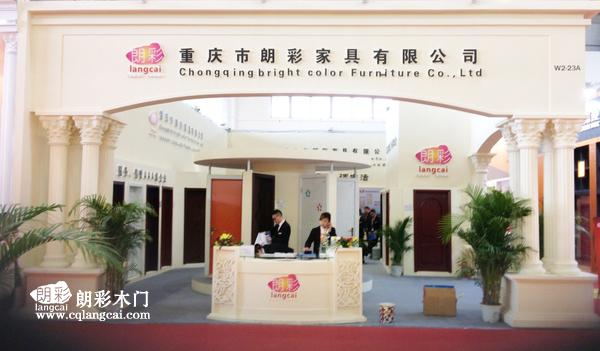 重庆朗彩木门：北京木门展展馆工作人员十分忙碌